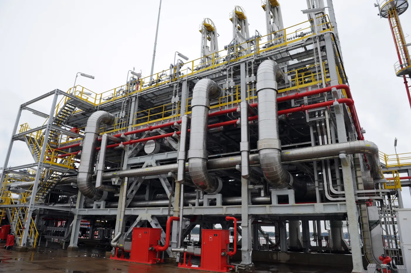 2531299-terminal-lng-w-swinoujsciu-fot.jpg