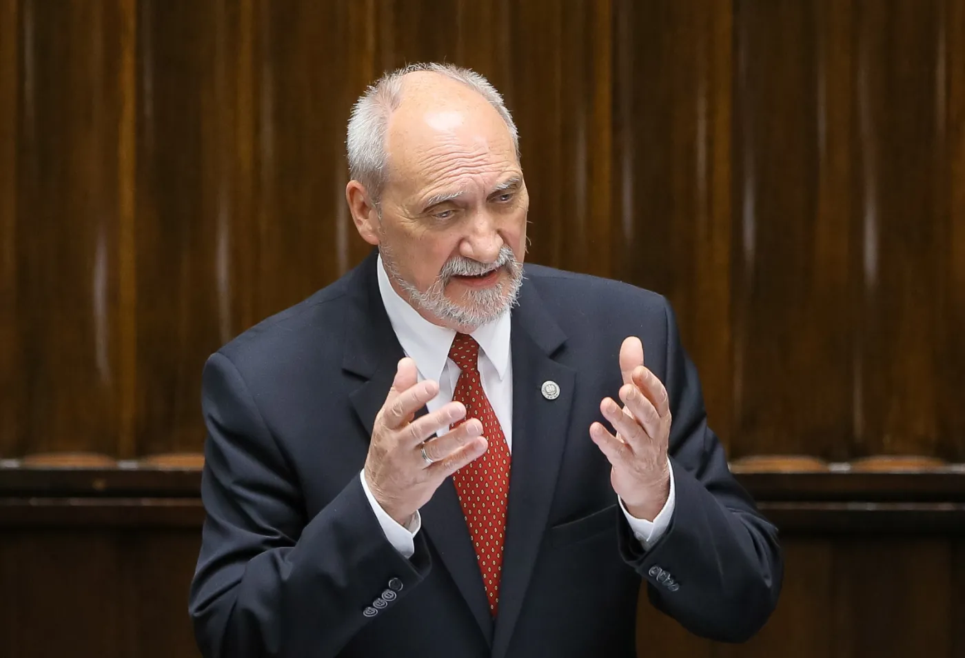 Byli szefowie MON: Macierewicz nie powinien dłużej sprawować urzędu