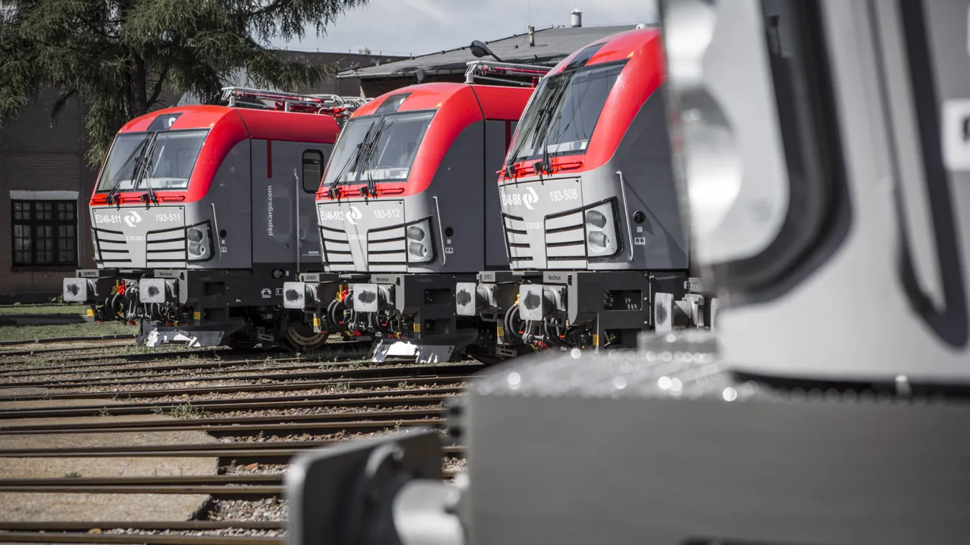 2616471-vectrony-pkp-cargo-w-lokomotywyni.jpg