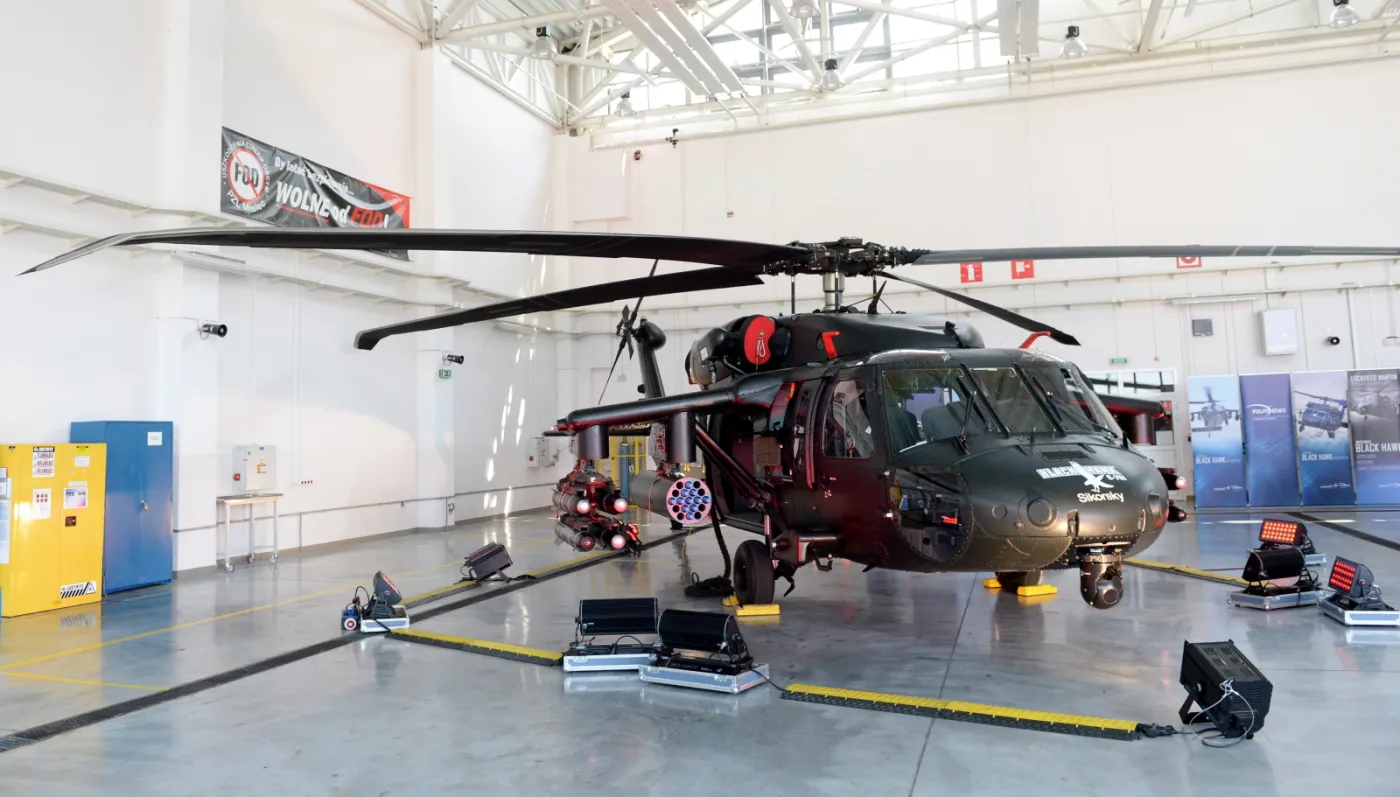 2616963-uzbrojony-smiglowiec-black-hawk.jpg