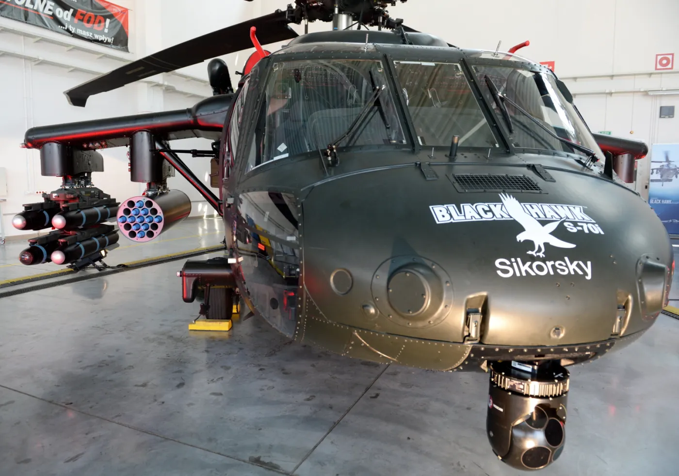 2616915-uzbrojony-smiglowiec-black-hawk.jpg