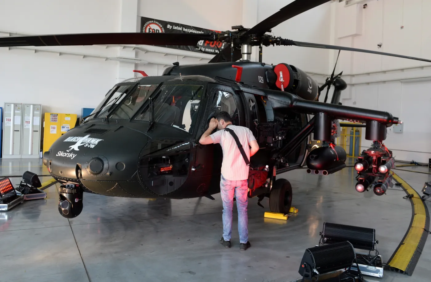 2617027-uzbrojony-smiglowiec-black-hawk.jpg