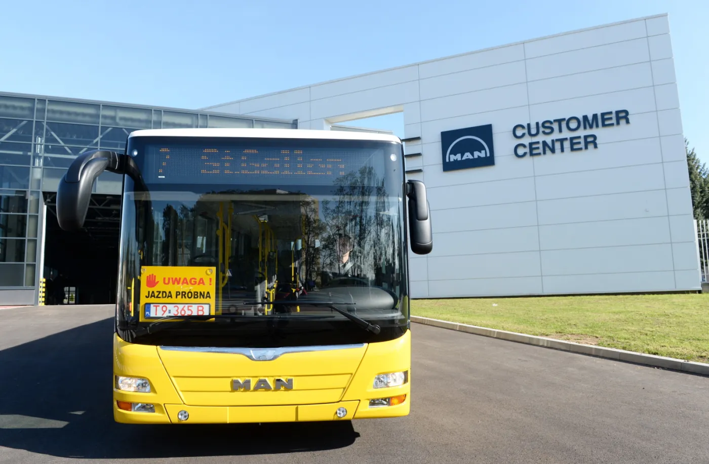 2695303-nowy-autobus-man-podczas-jazdy.jpg
