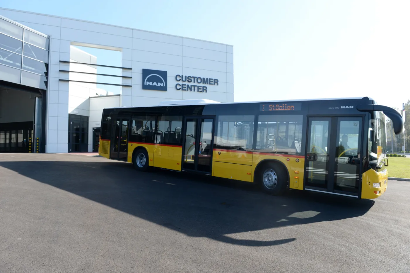 2695319-nowy-autobus-man-podczas-jazdy.jpg