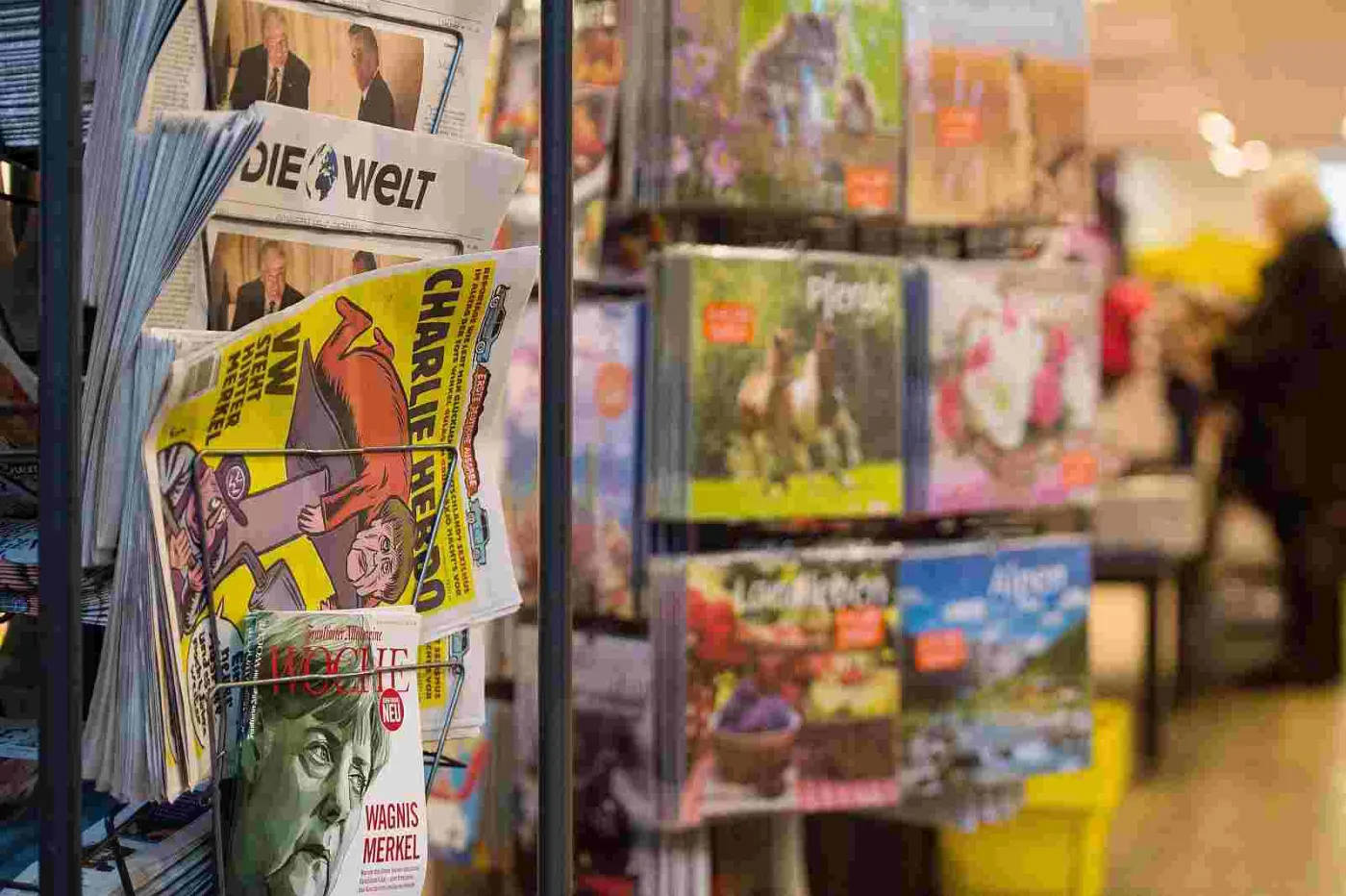 "Zmienimy rurę wydechową i jeszcze cztery lata pani pociągnie". Merkel na okładce "Charlie Hebdo"