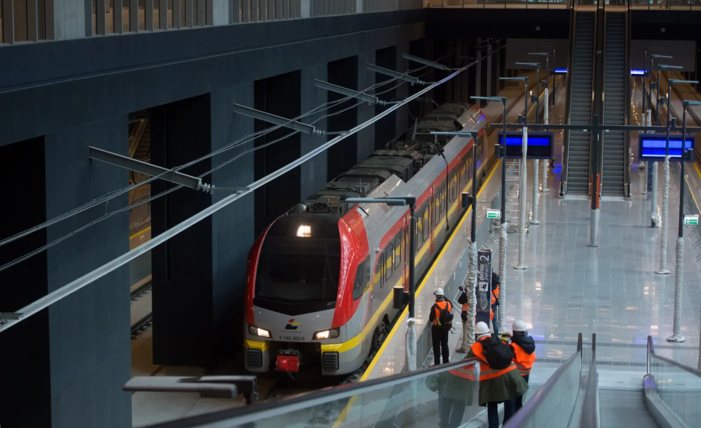 2742198-dworzec-kolejowy-lodz-fabryczna.jpg