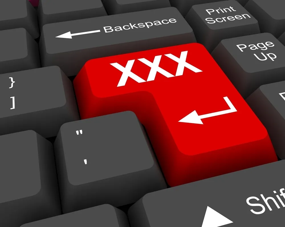 Im wcześniejszy kontakt z pornografią, tym większe ryzyko problemów z czerpaniem satysfakcji w związku [BADANIE]