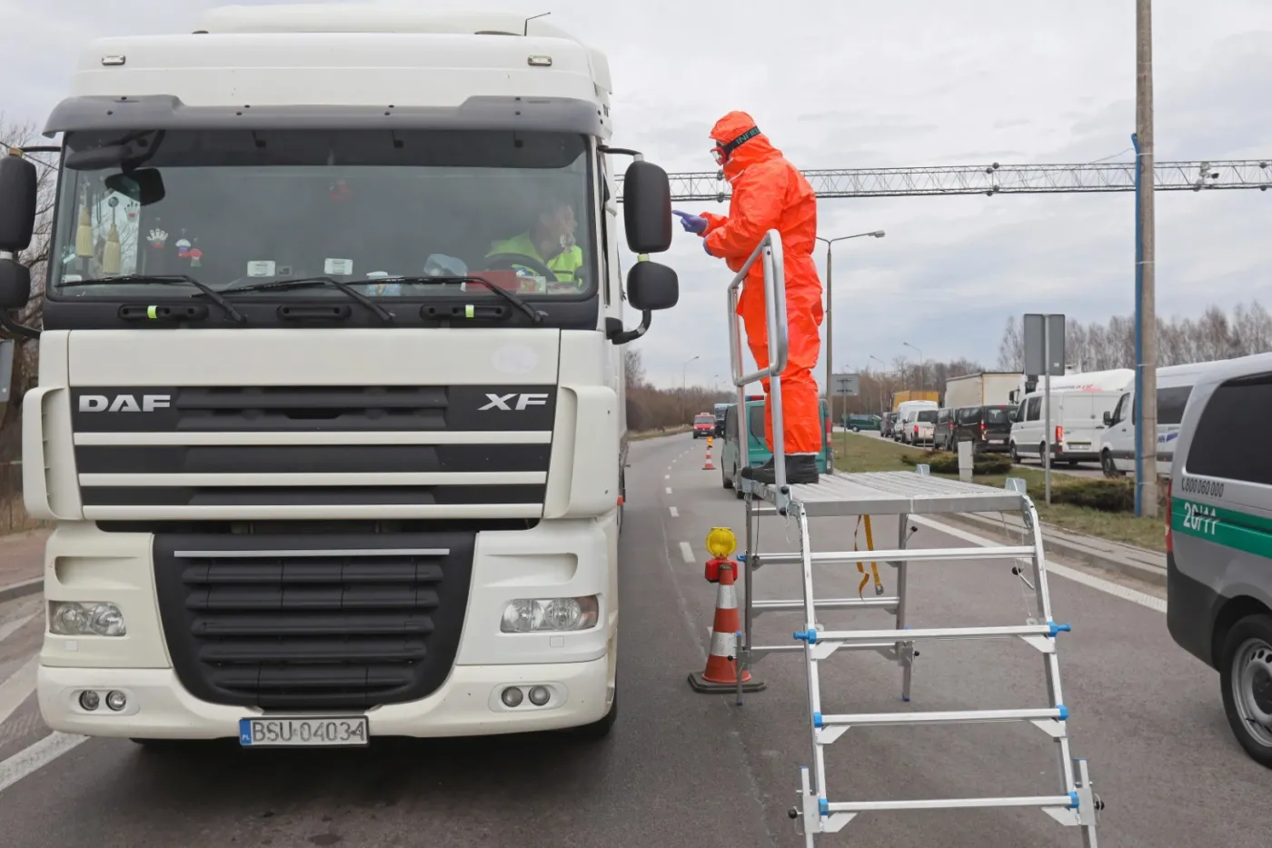 Maleją kolejki ciężarówek na granicy Ukrainy z Polską