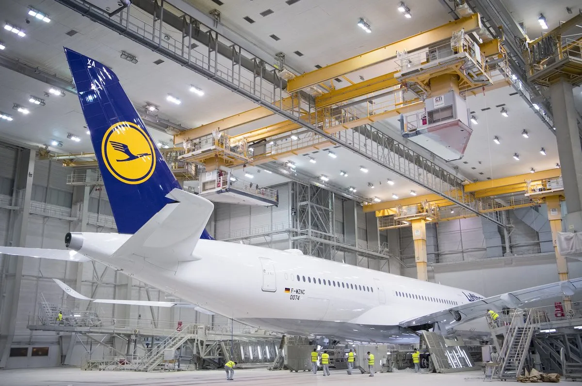 2808475-airbus-a350-na-hali-montazowej.jpg