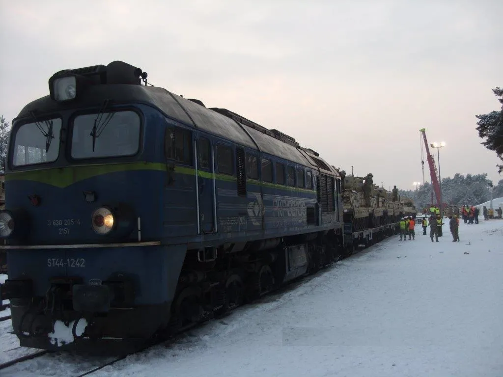 2831460-rozladunek-czolgow-przy-pomocy.jpg