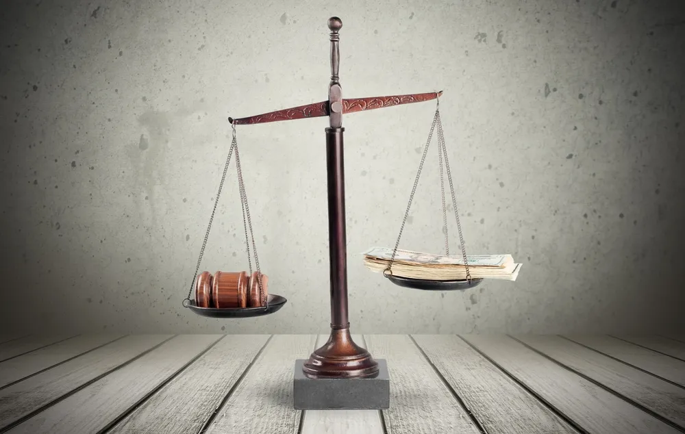 Ile naprawdę zarabiają sędziowie w Polsce?