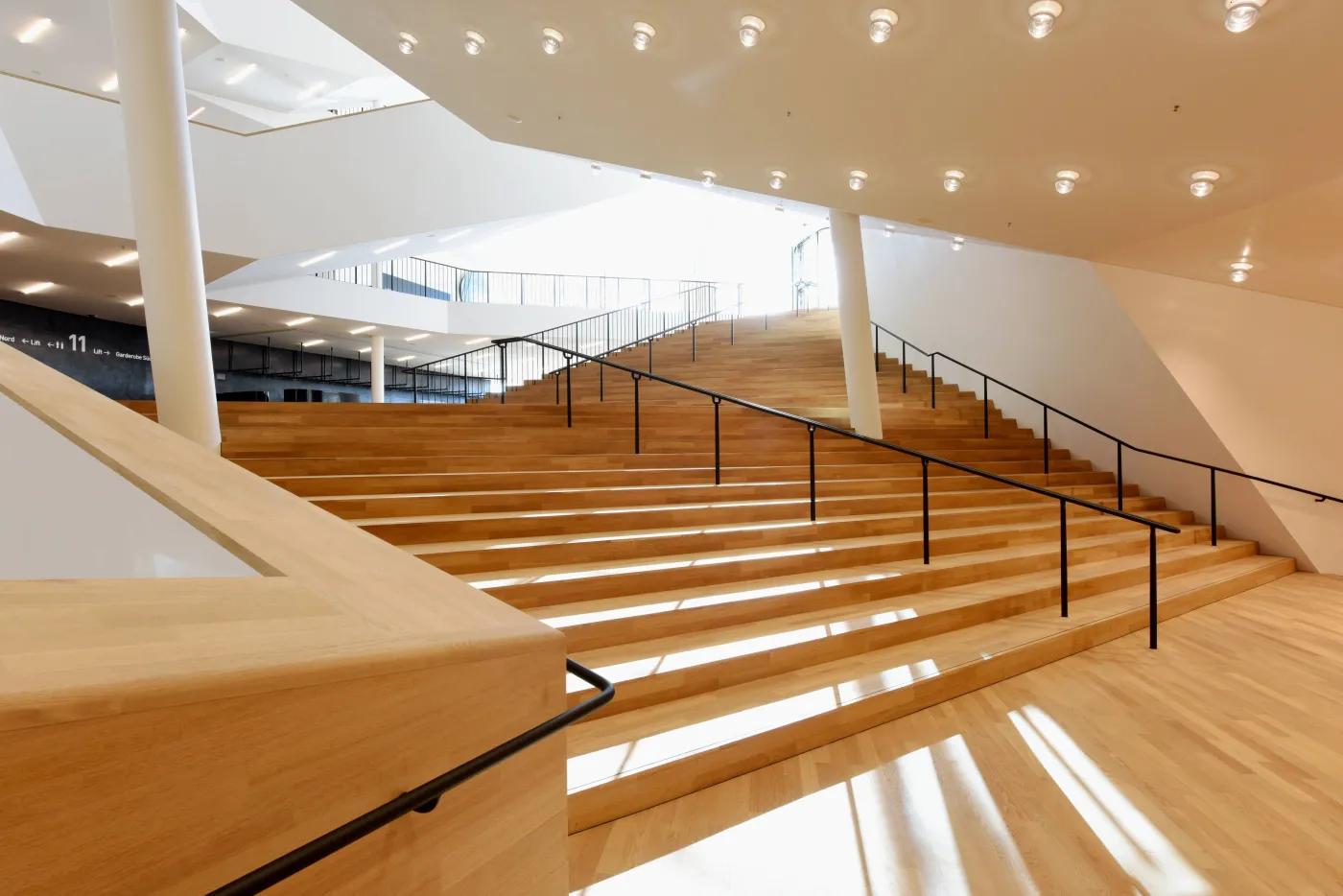 2900517-foyer-glownej-sali-koncertowej.jpg