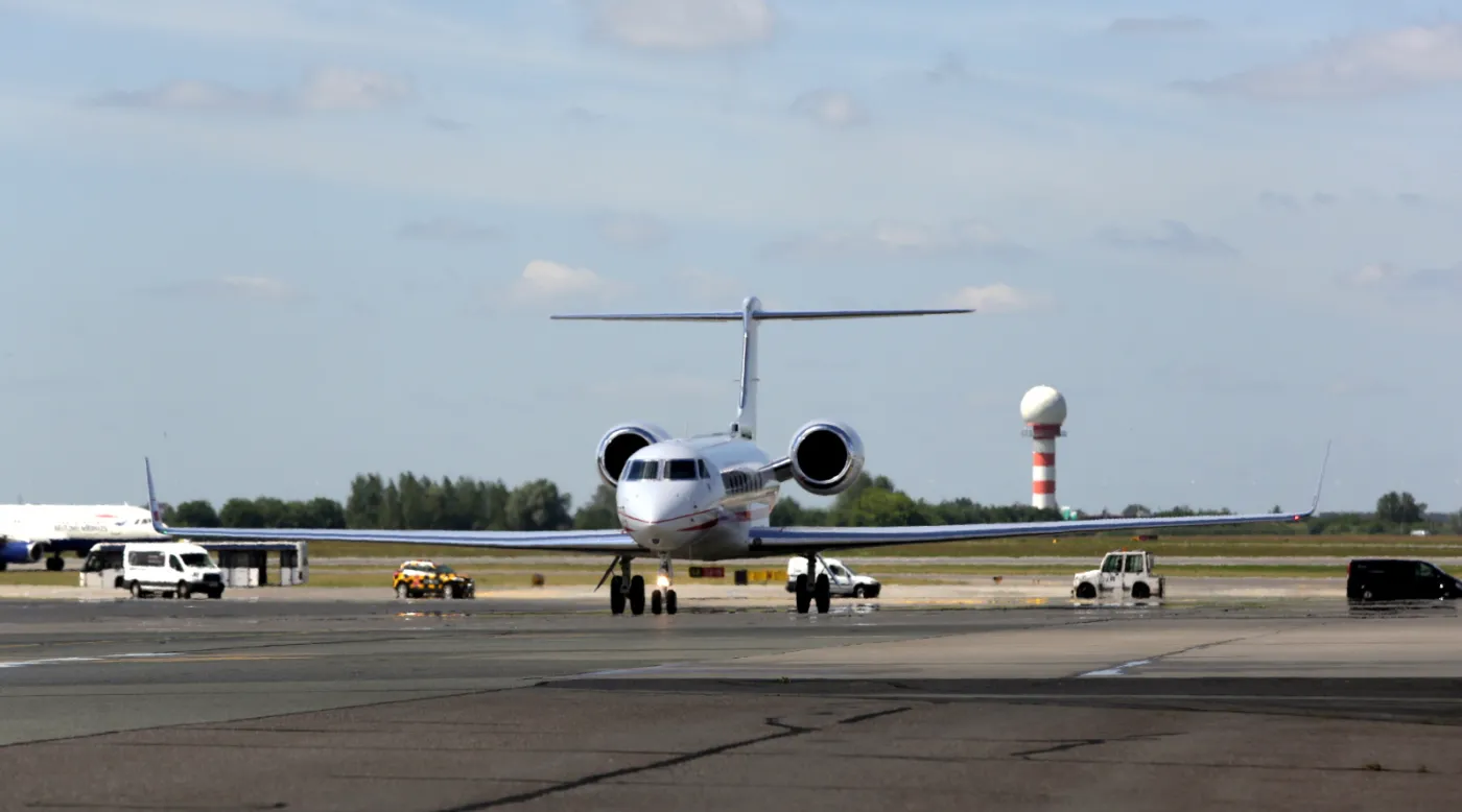 2992269-samolot-gulfstream-g550-laduje.jpg