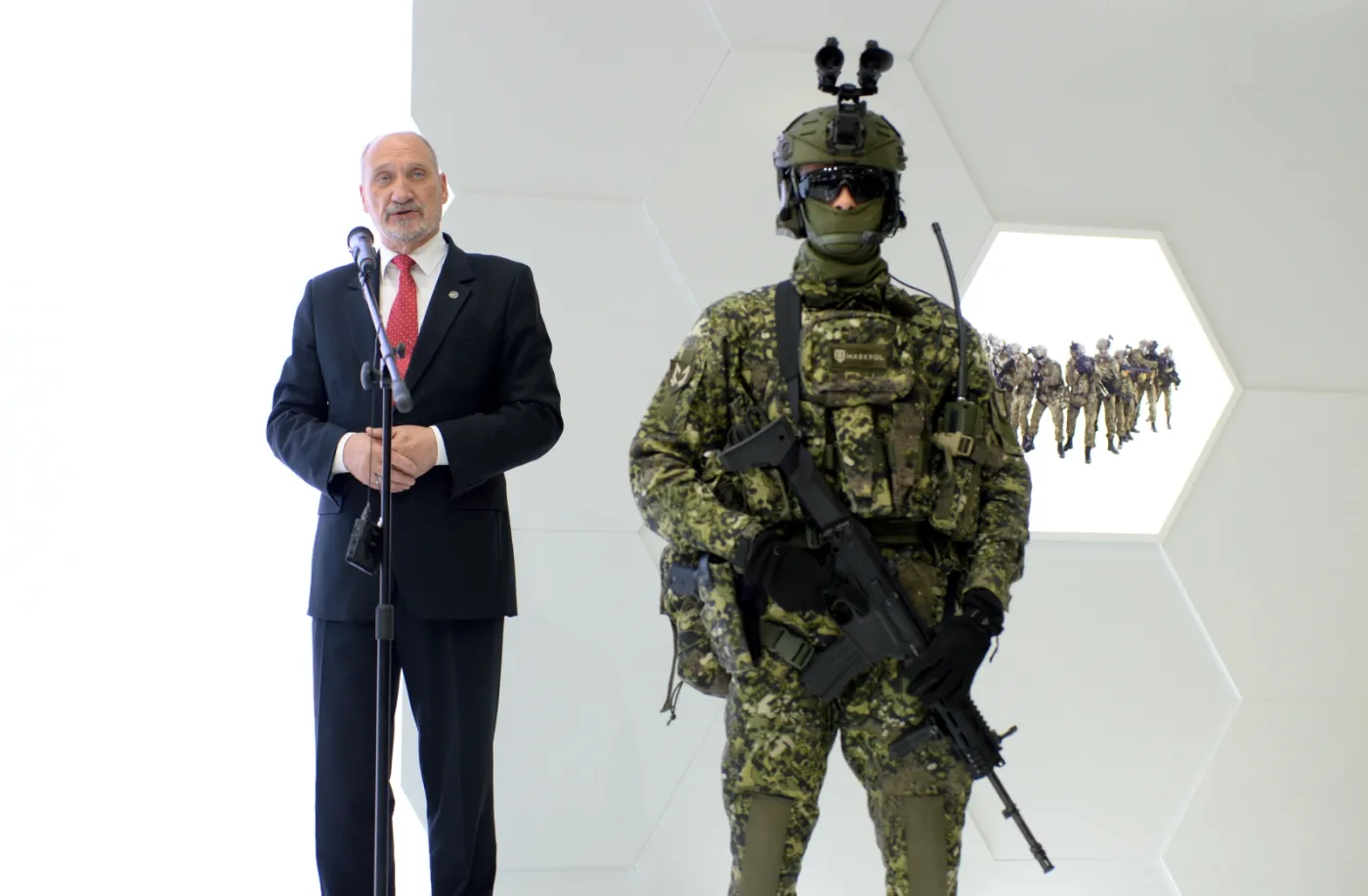 Macierewicz: Możliwy podział zamówienia ws. śmigłowców dla wojsk specjalnych