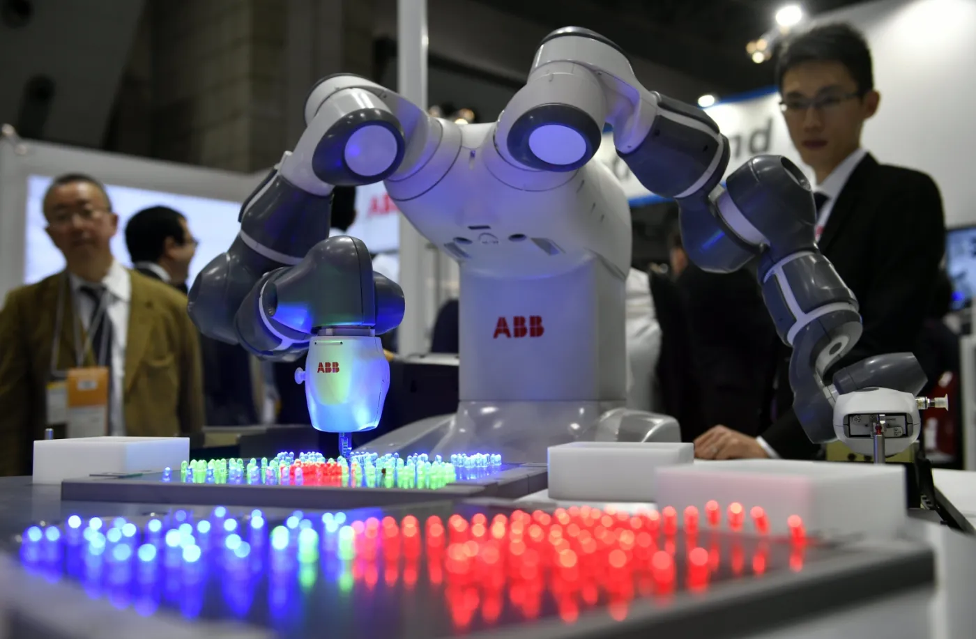 3177676-robot-yumi-firmy-abb-wystepuje.jpg