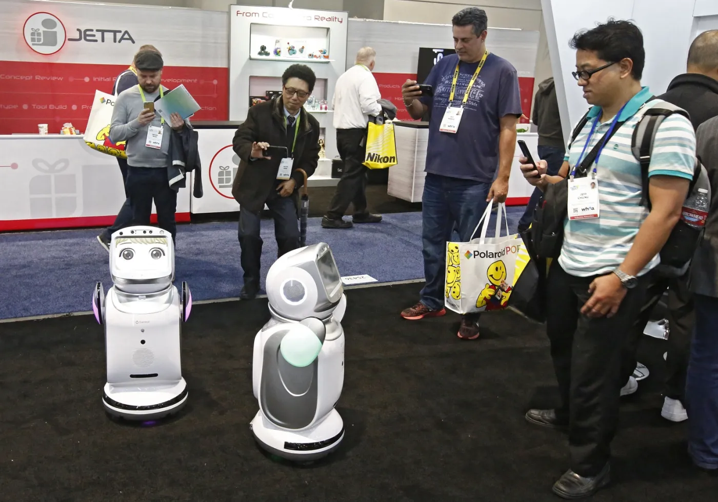 3218978-robot-sanbot-na-miedzynarodowej.jpg