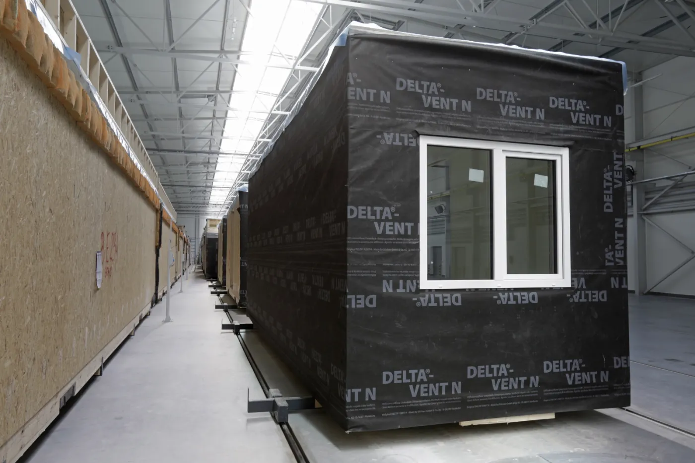 3329273-otwarcie-fabryki-domow-modulowych.jpg