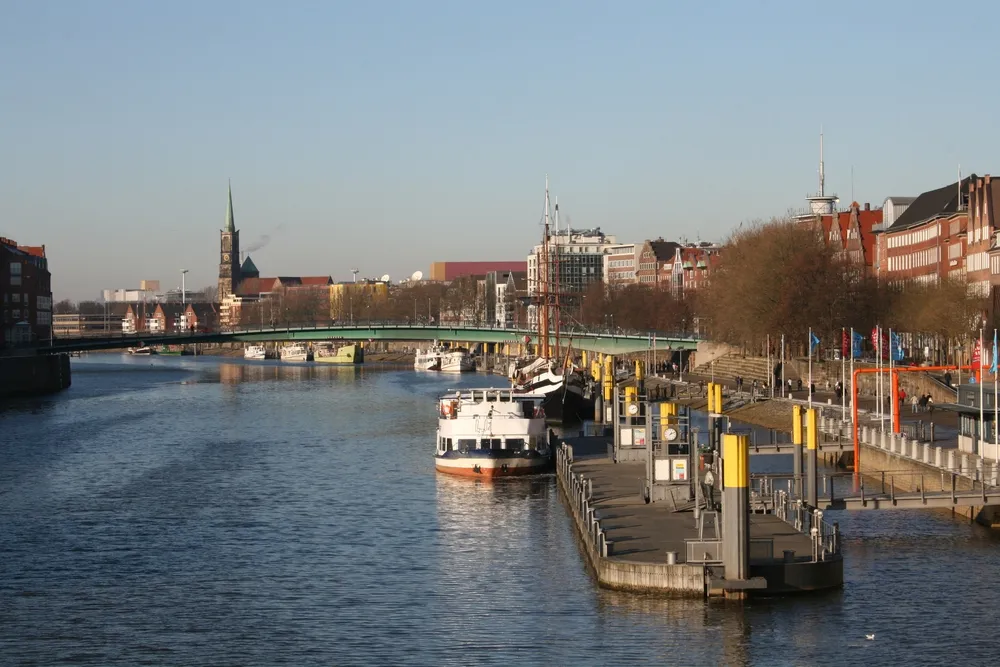 Tysiące nieuprawnionych osób dostało azyl w Niemczech. Szef MSW ukarał urząd w Bremie