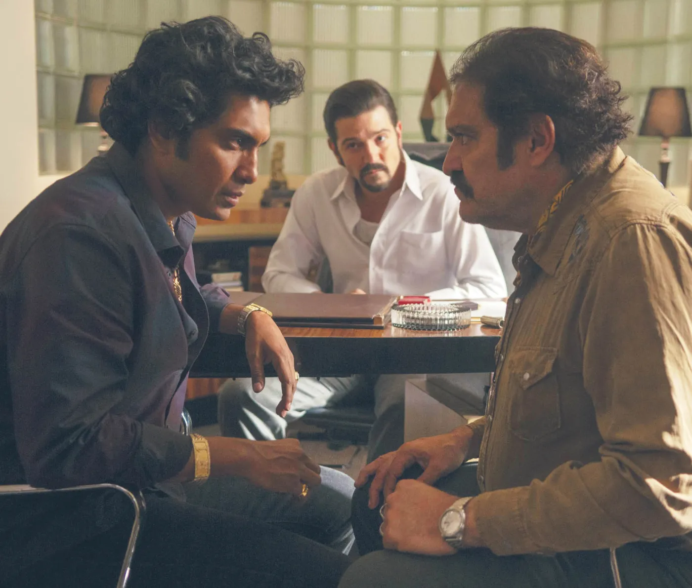 3874046-diego-luna-w-srodku-jako-f-lix.jpg