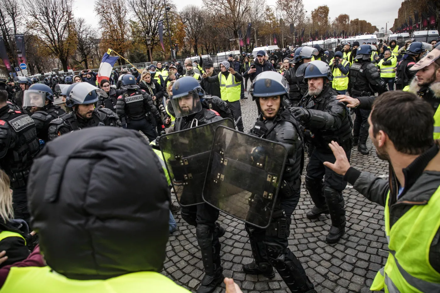 Francja: Policja użyła siły, by zatrzymać protestujące "żółte kamizelki"