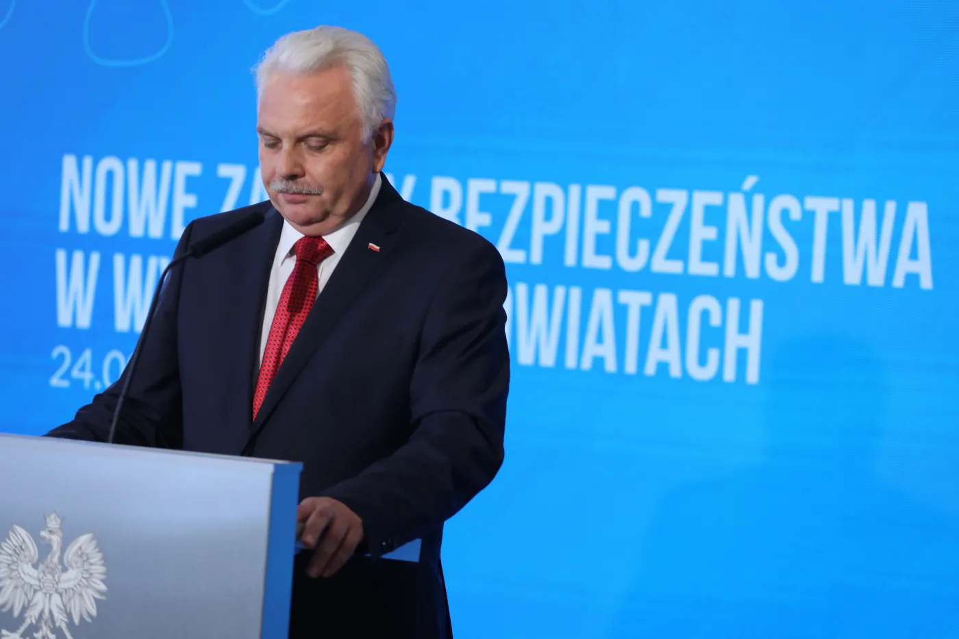 Wiceminister zdrowia: Myślę, że policja będzie egzekwować zakaz przemieszczania się w sylwestra