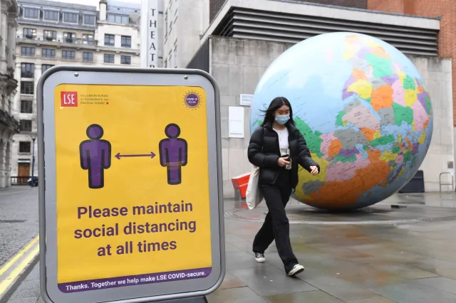 Czy można jechać do Czech? Jakie obostrzenia w Wielkiej Brytanii? Które granice zamknięte?  [ZESTAWIENIE]