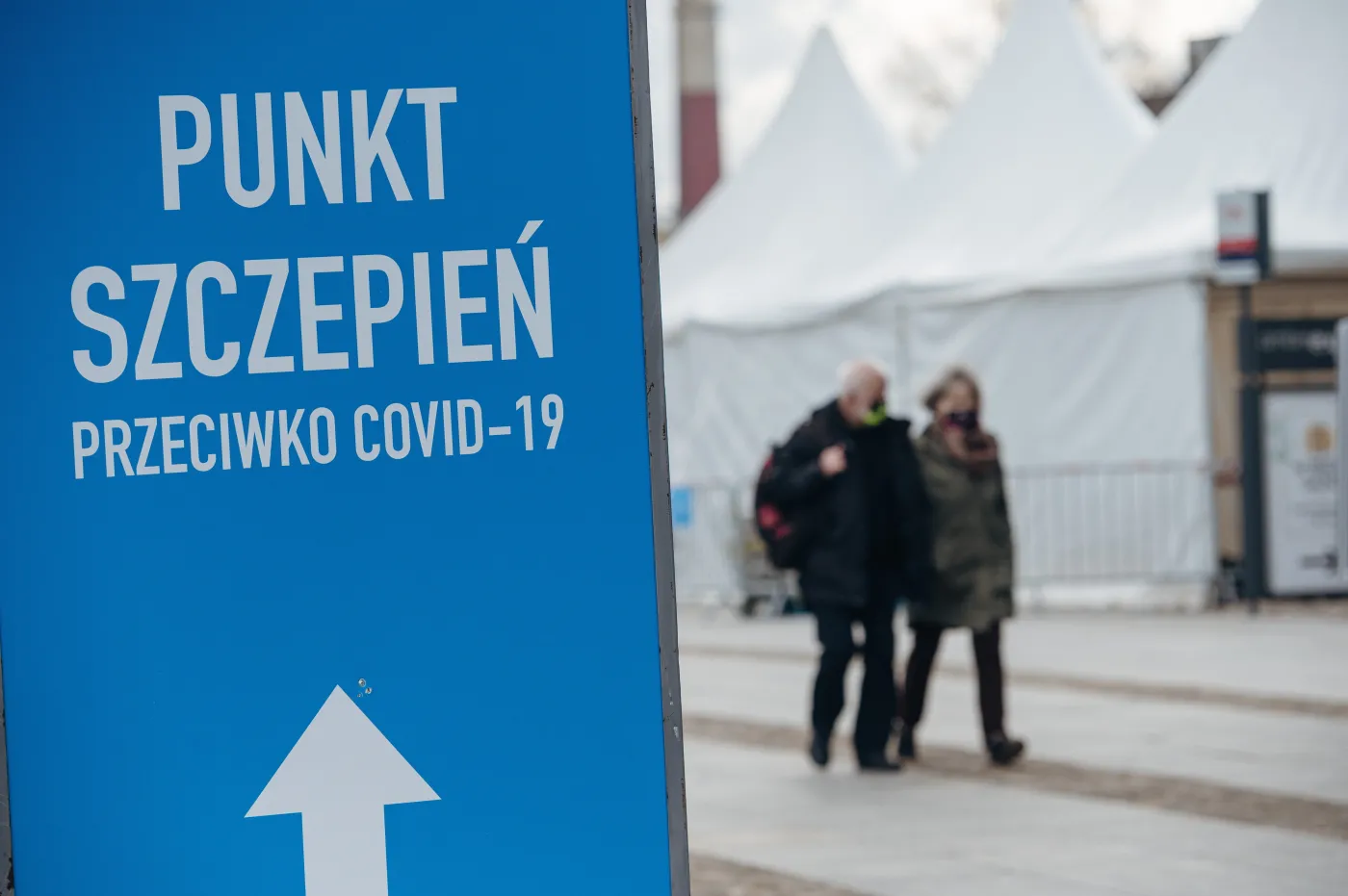 Szczepienia przeciwko COVID-19. Miało być przyspieszenie, będą turbulencje