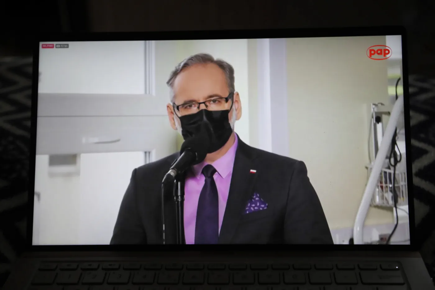 Skąd biorą się nowe zakażenia koronawirusem? Niedzielski o najnowszym raporcie sanepidu