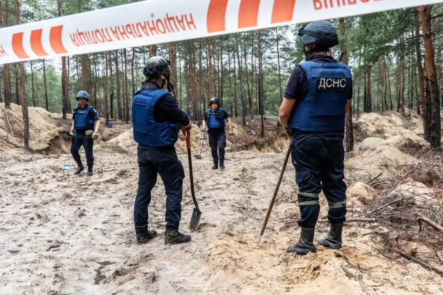 Ukraińska agencja: Do masowych grobów pod Iziumem trafiały ciała ofiar ostrzałów