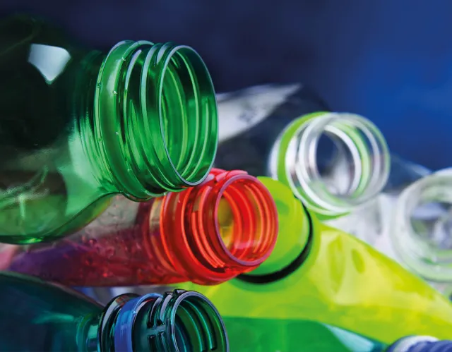 Ograniczenia dla jednorazowego plastiku. Nowe obowiązki i opłaty [PORADNIK]