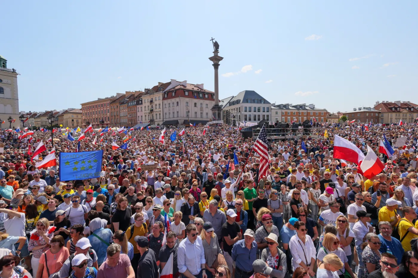 Reuters o marszu 4 czerwca: Niektórzy trzymali maski lidera partii rządzącej Jarosława Kaczyńskiego z napisem „wstyd”