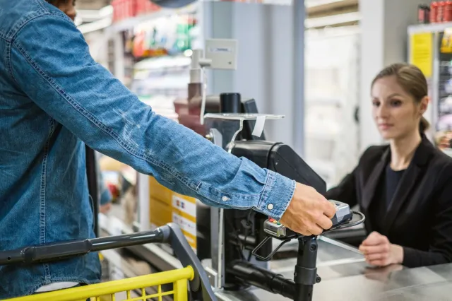 Lidl czy Biedronka? Sprawdziliśmy, gdzie naprawdę zarobisz więcej w 2026 roku [RAPORT]