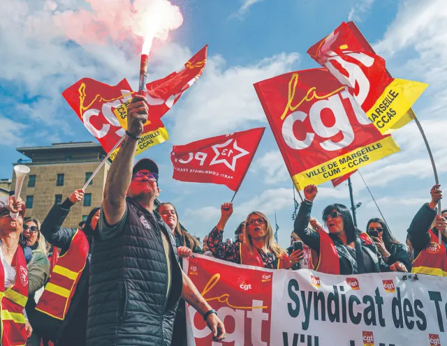 Podniesienie wieku emerytalnego we Francji niemal pewne. Protesty w kraju nie przekonują Macrona