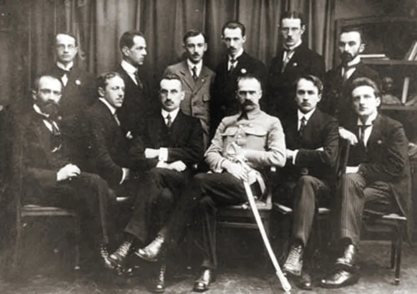 Józef Piłsudski z Komendą Naczelną POW w 1917, źródło: Wacław Lipiński „Walka zbrojna o niepodległość Polski 1864-1918", Warszawa 1935