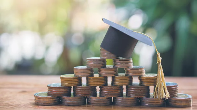Wynagrodzenia na uczelniach 2022: Ile zarabia profesor a ile adiunkt?