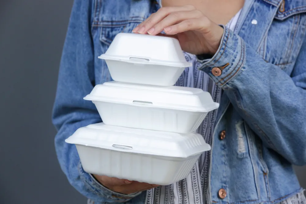 Opłaty za jednorazowy plastik wchodzą w życie. Ile zapłacimy za te opakowania?
