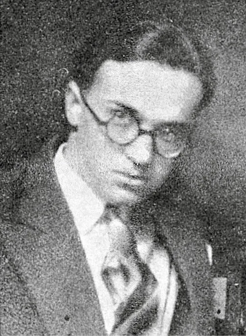 Władysław Szlengel, warszawiak, żydowski poeta i dziennikarz,  w czasie powstania  w getcie ukrywał się  w bunkrze przy  ul. Świętojerskiej. Znaleziony przez Niemców, został rozstrzelany  8 maja 1943 r.