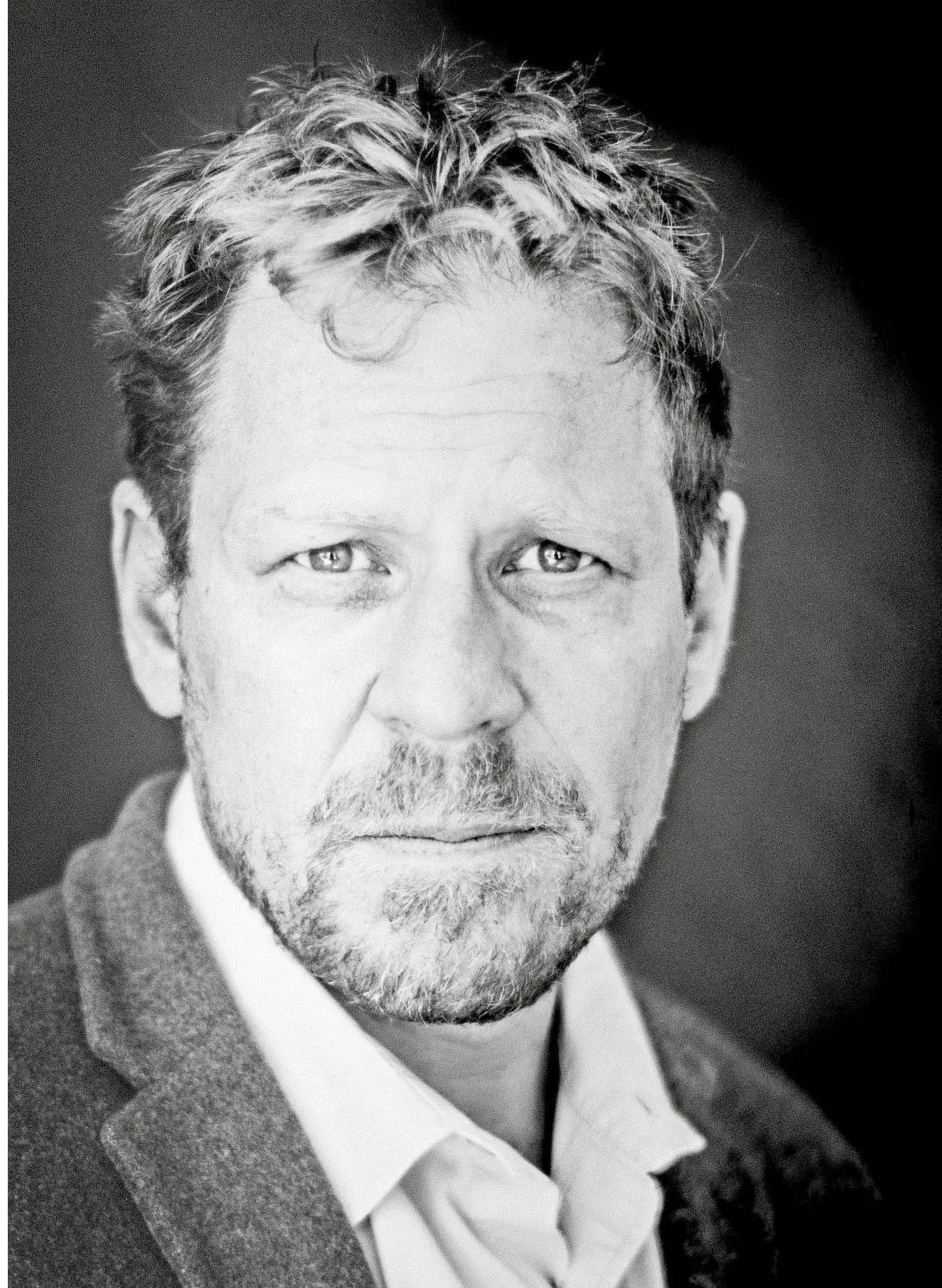 James Suzman, antropolog, obronił doktorat na Uniwersytecie  w Edynburgu. Jego pierwsza książka „Affluence without Abundance” (2017) opisywała zderzenie Buszmenów  z nowoczesnością
