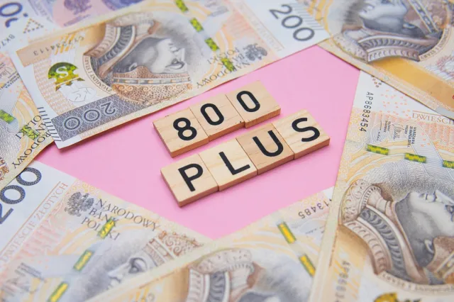 1600 zł z ZUS na koncie w jednym miesiącu. Znamy powód podwójnej wypłaty 800 plus