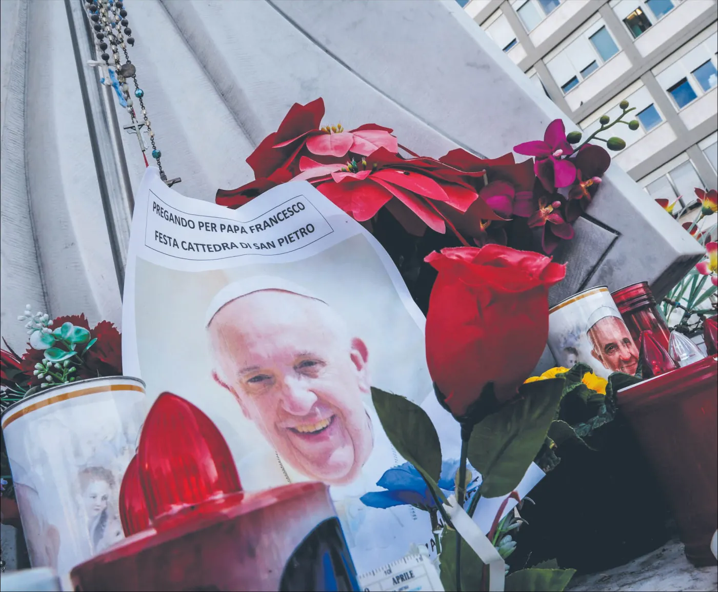 Papież Franciszek wciąż zmaga się z zapaleniem płuc. Stan zdrowia i wiek napędzają spekulacje o wyborze następcy