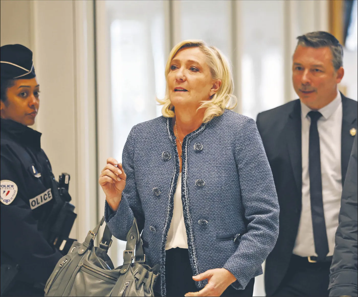Stempel na demokracji walczącej. Sąd i człowiek prezydenta przeciw Le Pen
