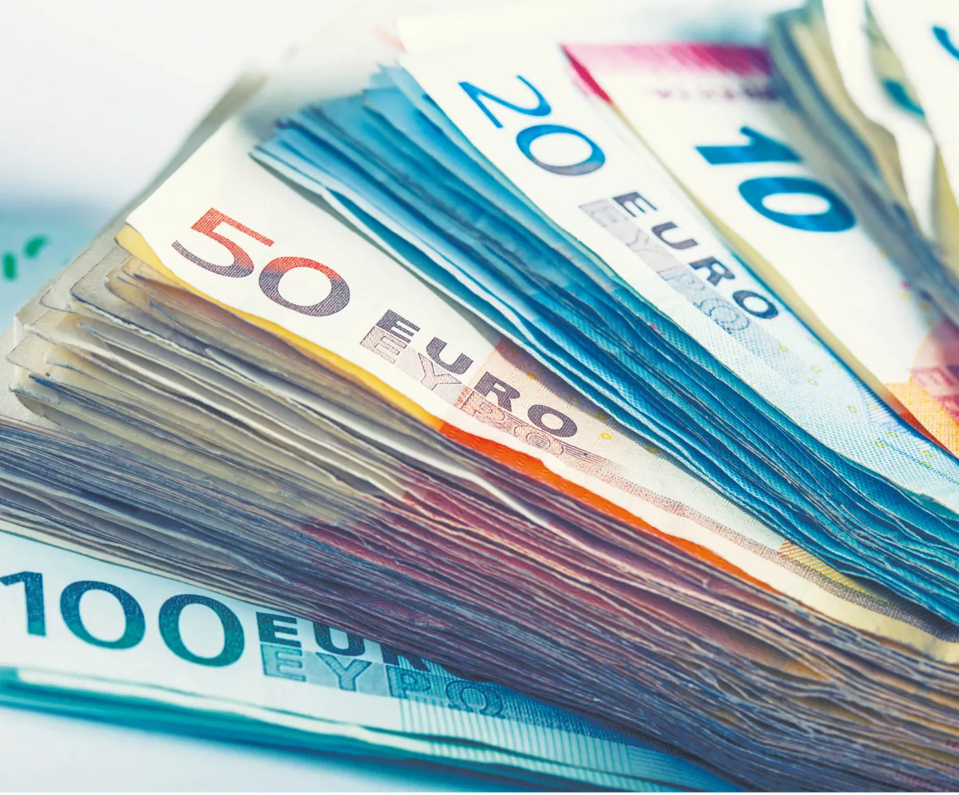 Z długiem i z euro na wojnę. Tradycyjne narzekania na nadmiernie restrykcyjną politykę fiskalną nie zawsze są słuszne [WYWIAD]