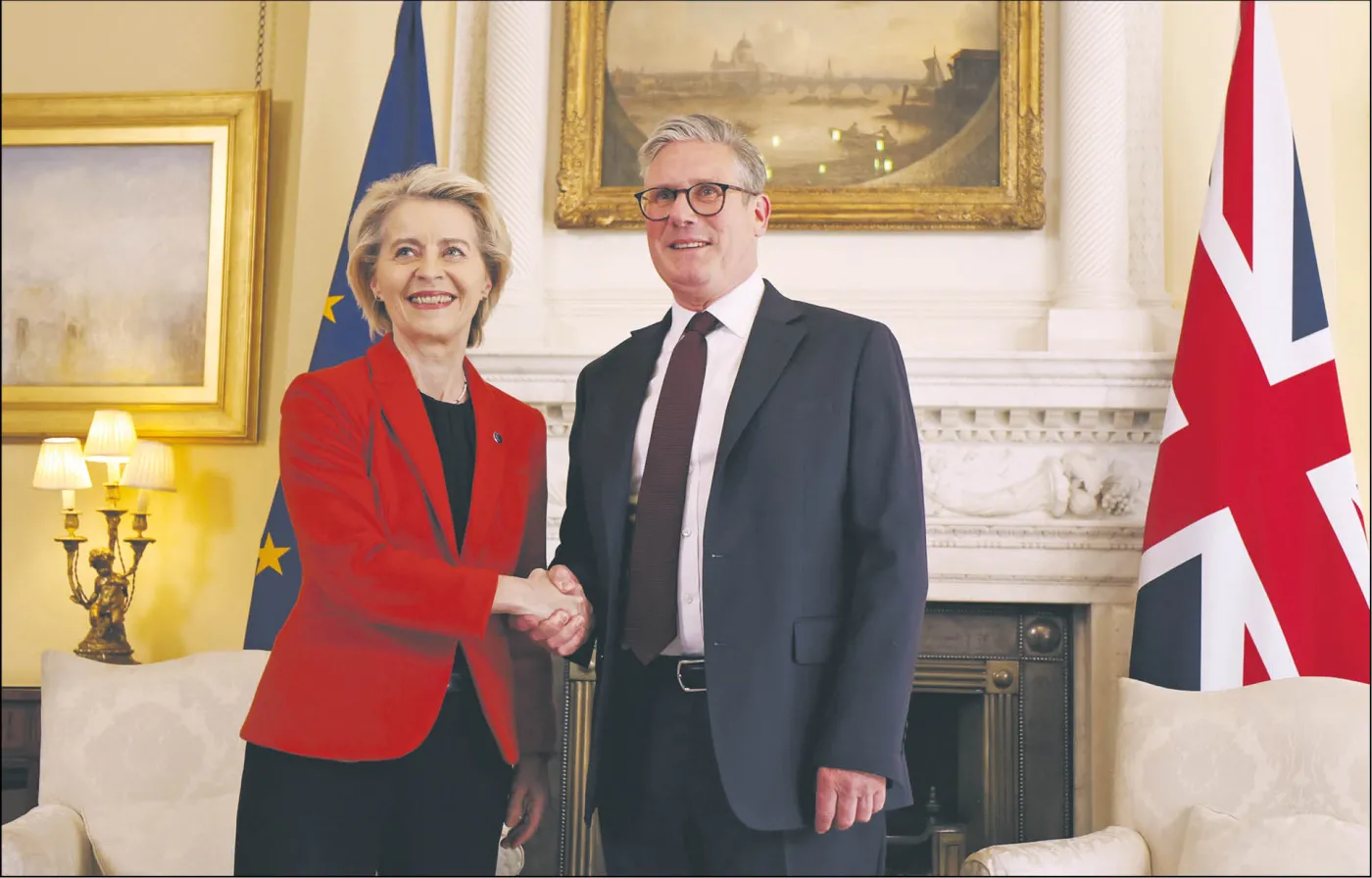 Premier Wielkiej Brytanii Keir Starmer wita przewodniczącą Komisji Europejskiej Ursulę von der Leyen przy Downing Street