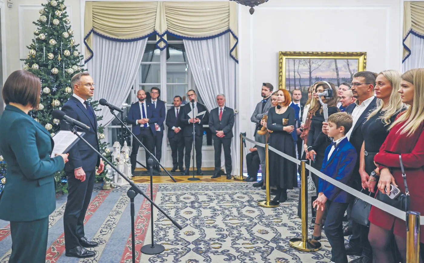 Noworoczne spotkanie prezydenta Andrzeja Dudy z przedstawicielami białoruskiej diaspory. Anżalika Mielnikawa stoi w pierwszym rzędzie (druga od prawej), obok niej Zmicier Łukaszuk. 5 stycznia 2025 r.