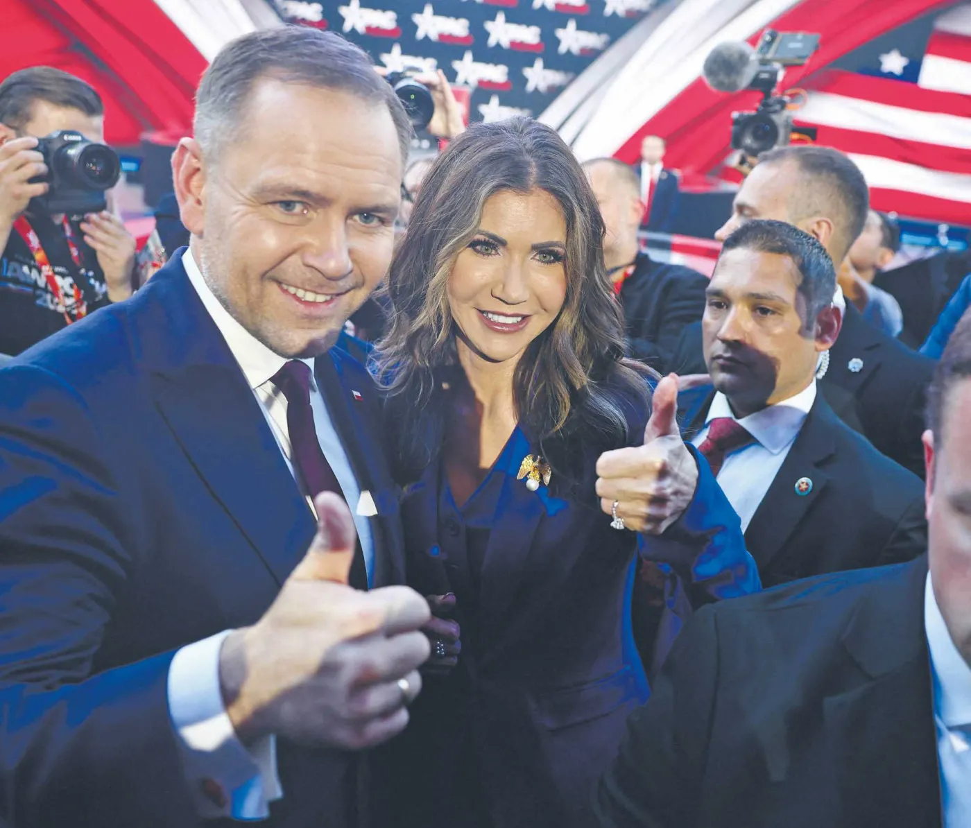 Karol Nawrocki oraz Kristi Noem, sekretarz bezpieczeństwa krajowego USA, podczas konferencji CPAC (Conservative Political Action Conference) Jasionka, 27 maja 2025 r.
