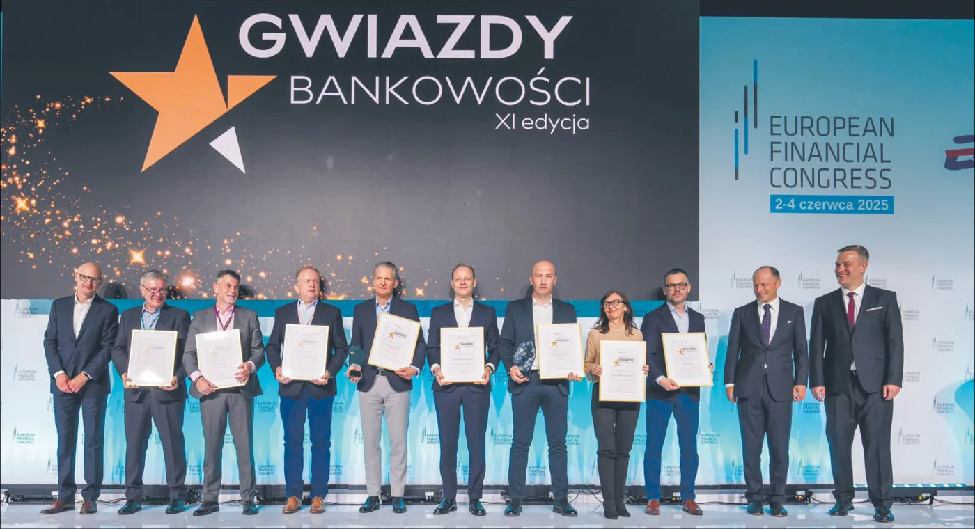 Laureaci konkursu Dziennika Gazety Prawnej i Boston Consulting Group w towarzystwie przedstawicieli kapituły