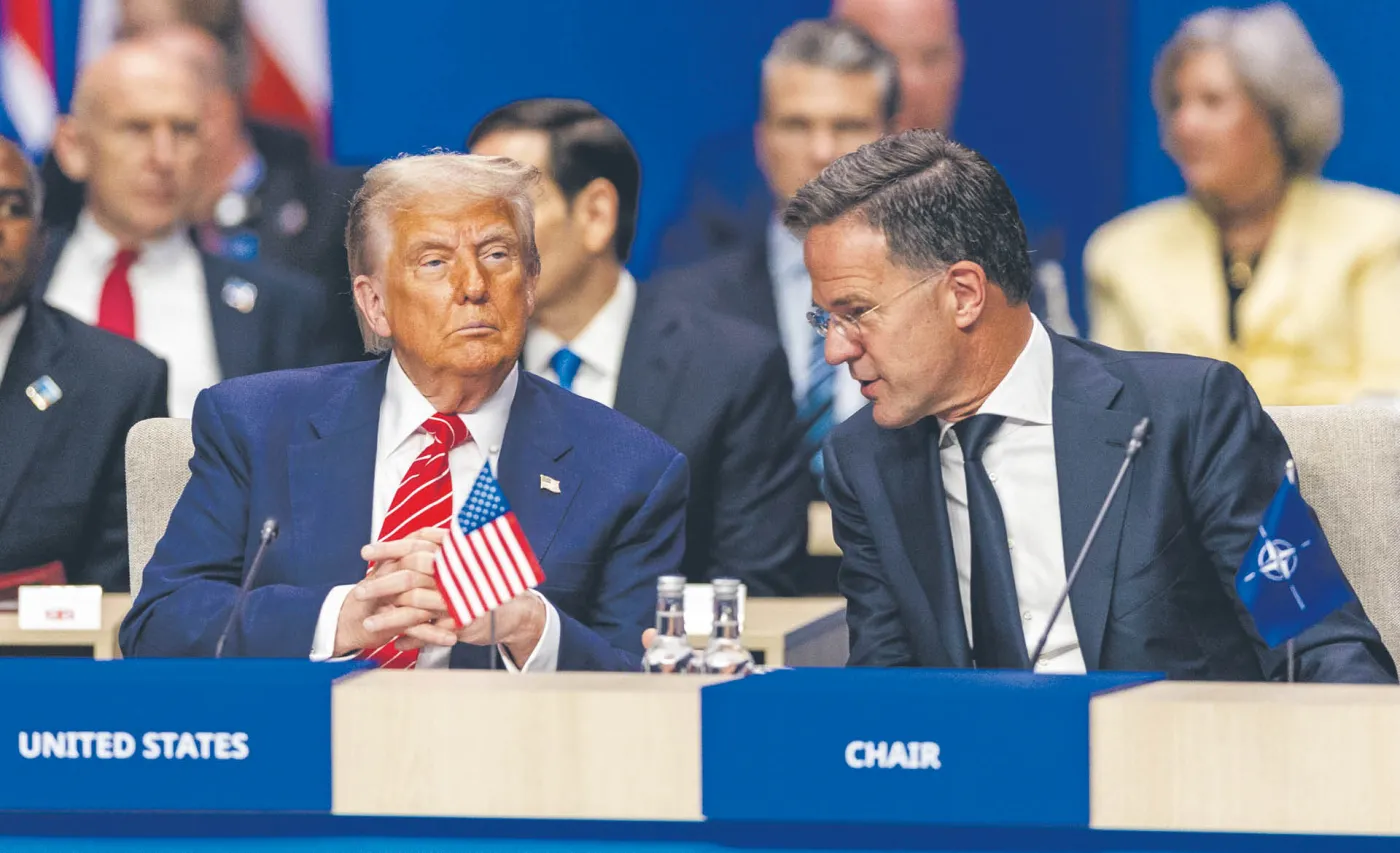 Prezydent Stanów Zjednoczonych Donald Trump z sekretarzem generalnym NATO Markiem Ruttem na szczycie w Hadze