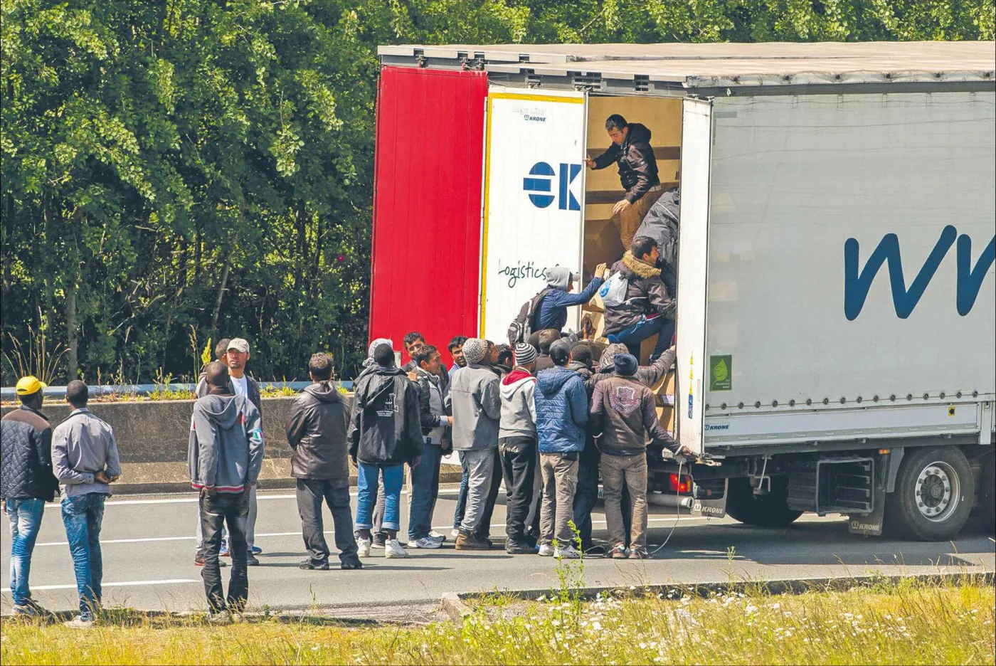 Według Eurostatu w I kw. 2025 r. 123,9 tys. obywateli krajów trzecich dostało nakaz opuszczenia państwa członkowskiego UE. 28,5 tys. osób odesłano do państw trzecich na podstawie nakazu opuszczenia kraju