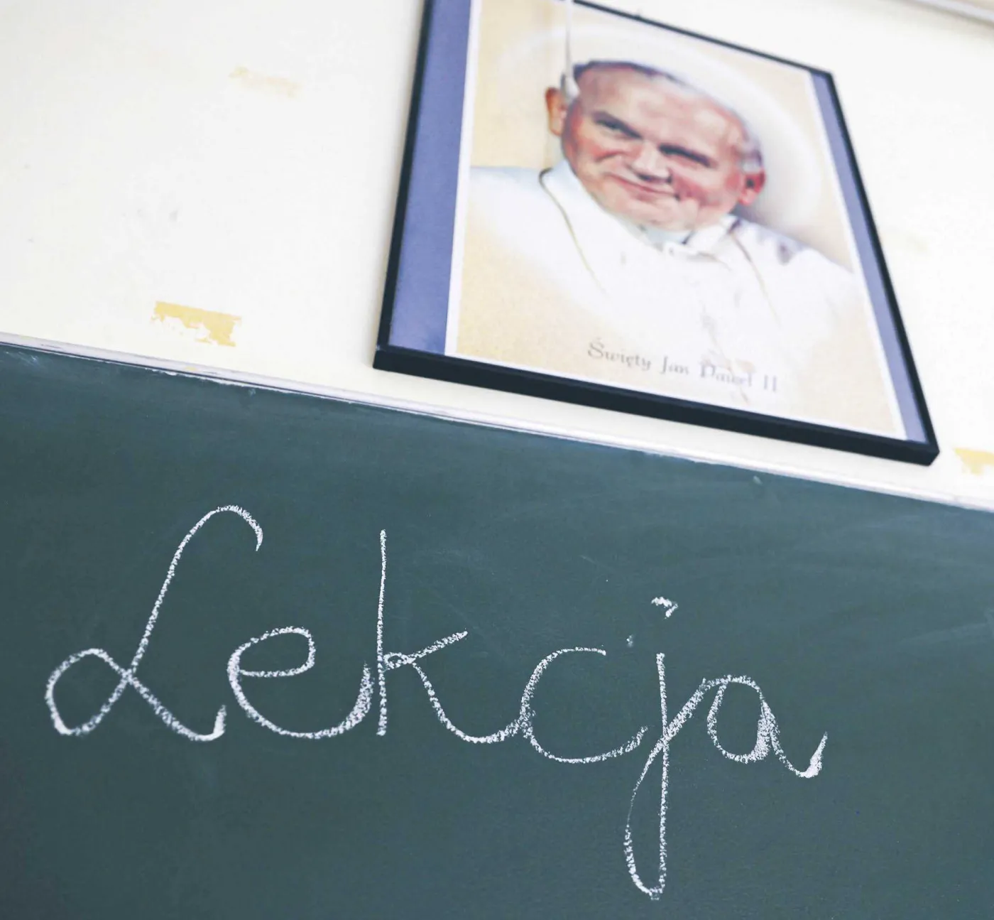 Religii może mniej, katechetów za mało