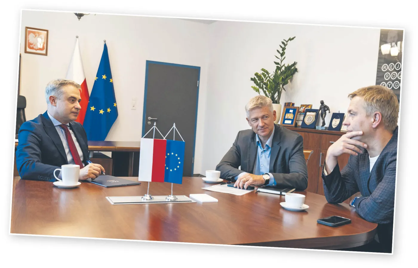 Janusz Dziurzyński, prezes ABSL, prowadzi wywiad z wicepremierem i ministrem cyfryzacji - Krzysztofem Gawkowskim